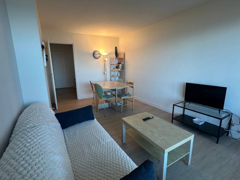 Stunning Sea View Apartment in Varaville – Beachfront Loggia, Sleeps 4 — photo 3