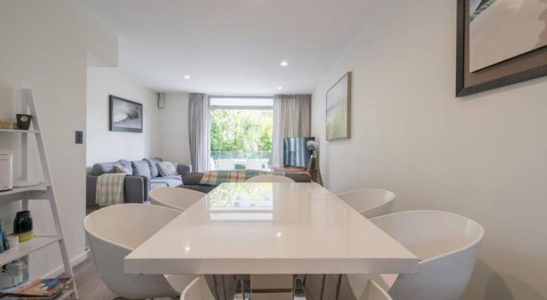 Spacious Home Near CBD SPA Pool Parking 3BR in Auckland