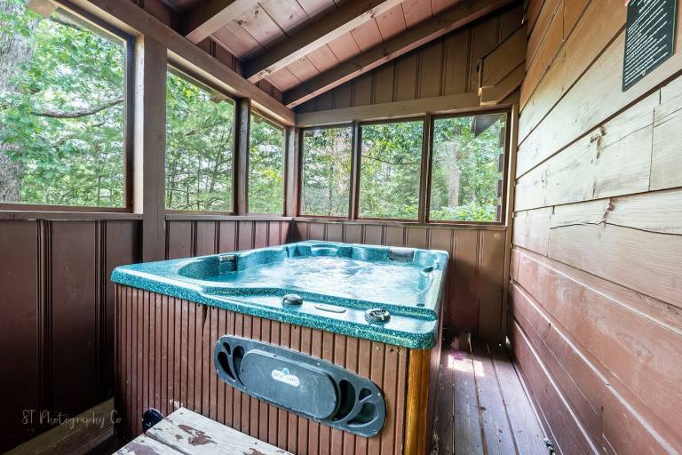 Bean Pot: Pet Friendly, Free Attraction Tickets, Hot Tub & Close to PF — photo 2