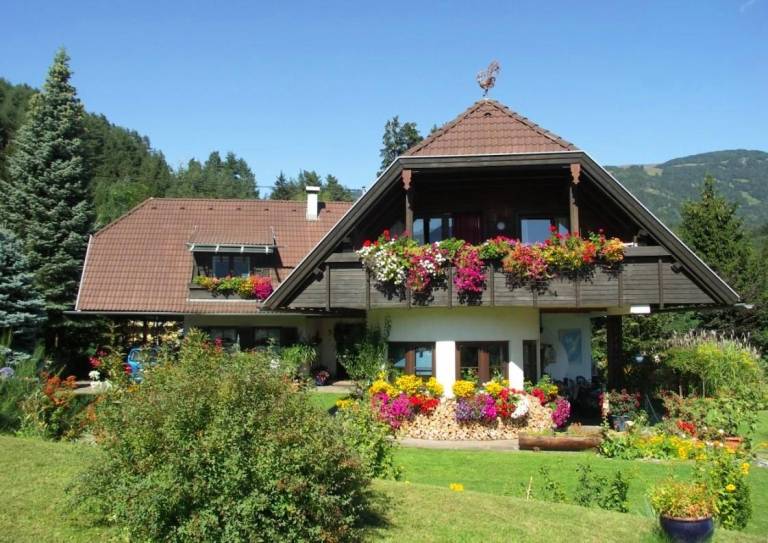 Apartment with BBQ, patio & yard | Lake view in Seeboden