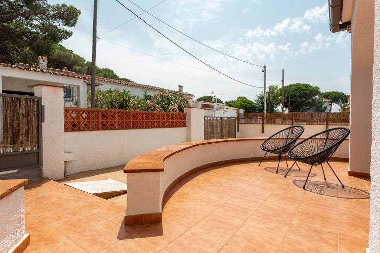 Fully equipped house with yard & patio | Pets are welcome — photo 3