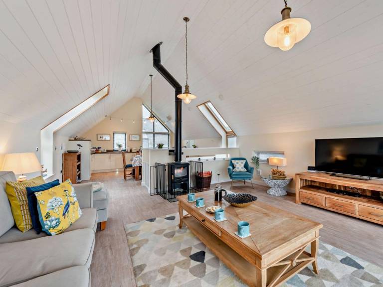 Fully equipped pleasant cottage with jacuzzi & yard | Water view | Pets allowed — photo 5