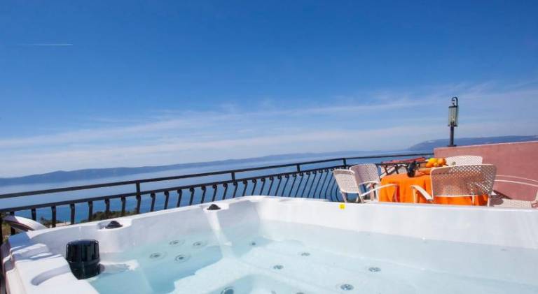 House with jacuzzi in Tucepi