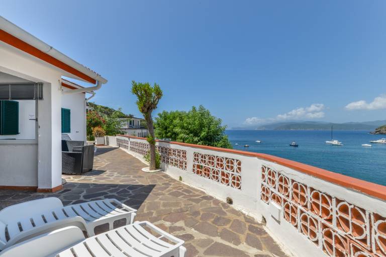 Rental apartment with barbecue, fast internet & terrace | Beach view in Capoliveri