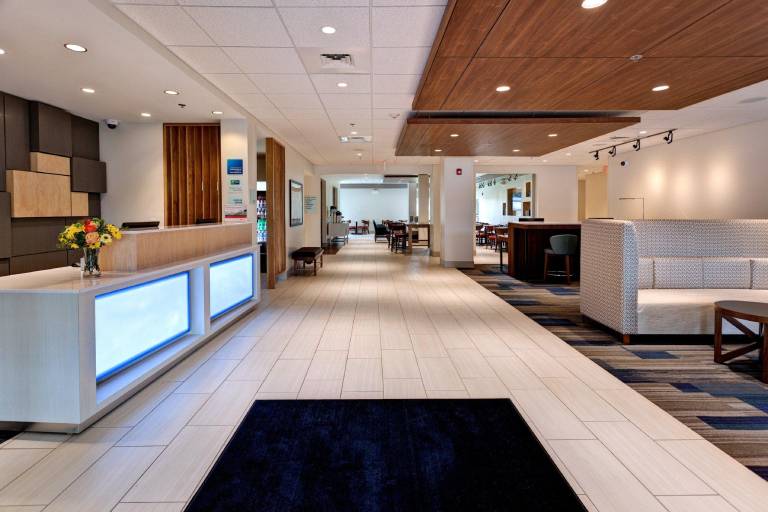 Holiday Inn Express & Suites Manhattan By IHG — photo 2