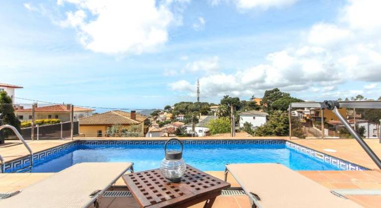 Fully equipped villa with terrace, yard & private pool | Pets allowed in Lloret de Mar