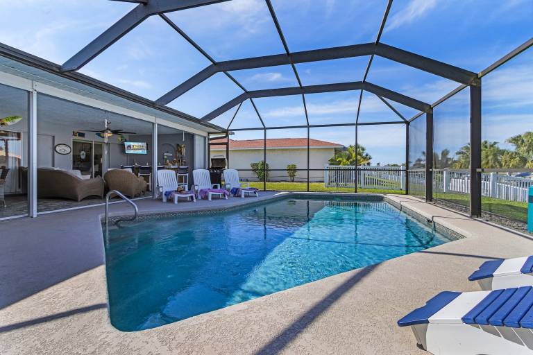 House with terrace & private pool | Water view — photo 2
