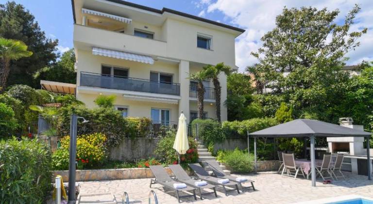Apartment with pool in Opatija