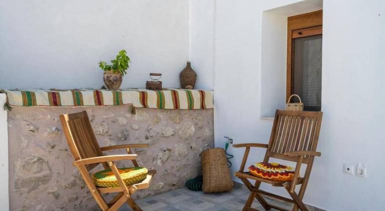 House with patio & yard in Sitia