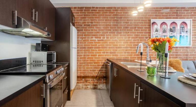 Central 2BDR Condo on Bishop-Vibe Central MTL — photo 5