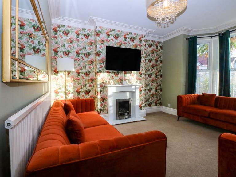 Cottage with garden & hot tub | Beach view — photo 4