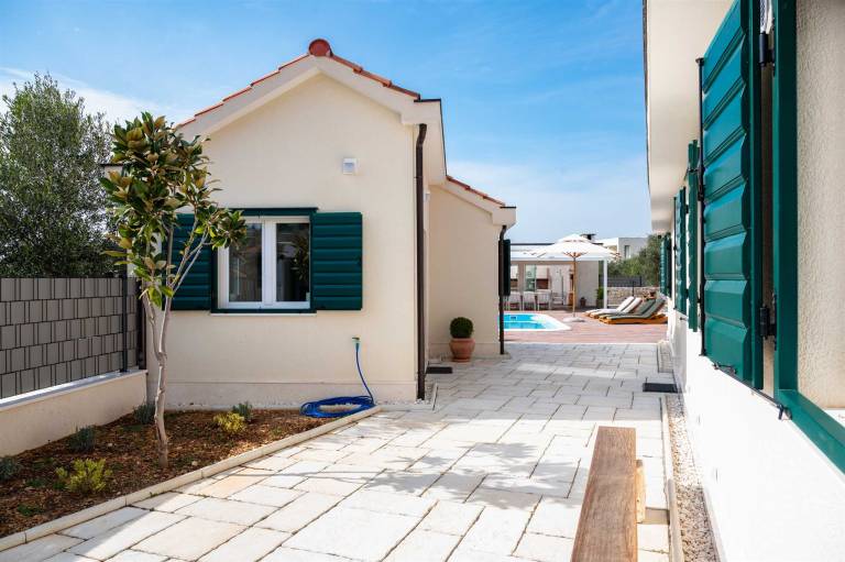 Pleasant villa with pool, barbeque & yard | Pool view | Pets allowed — photo 2