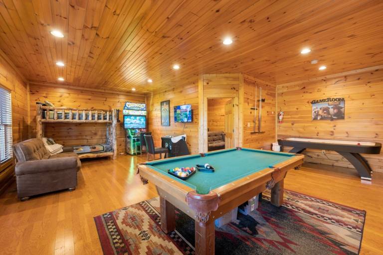 Cabin with barbeque, hot tub & pool | Mountain view — photo 2