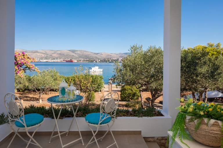 Apartment with fast internet, barbecue & patio | Beach view in Okrug