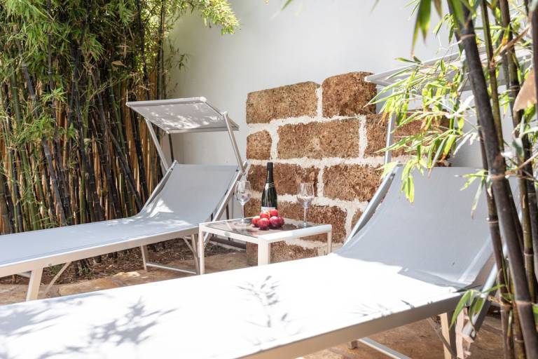 Child-friendly charming rental apartment with terrace, garden & jacuzzi | Garden view | Dogs allowed in Alliste