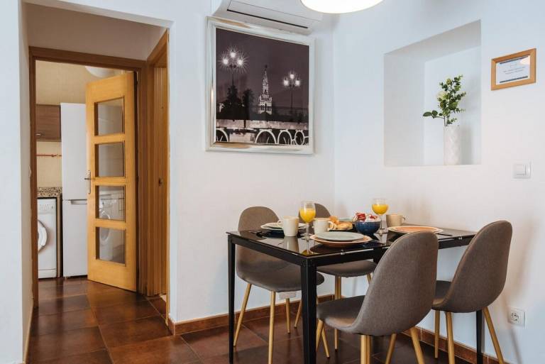 Child-friendly holiday apartment with patio | Close to Seville Cathedral | Good for workation | Pets are welcome — photo 3