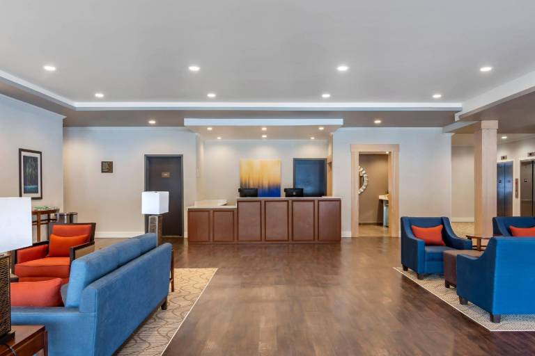 Comfort Inn & Suites — photo 3