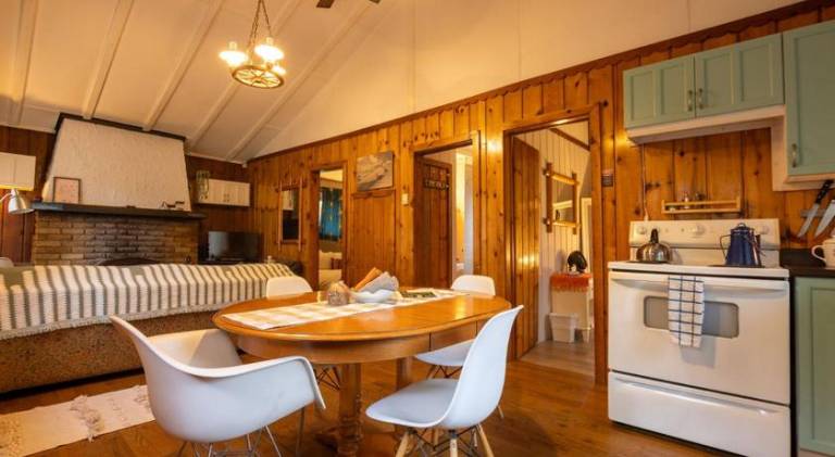 Chalet with yard, barbeque & jacuzzi | Pet-friendly — photo 3
