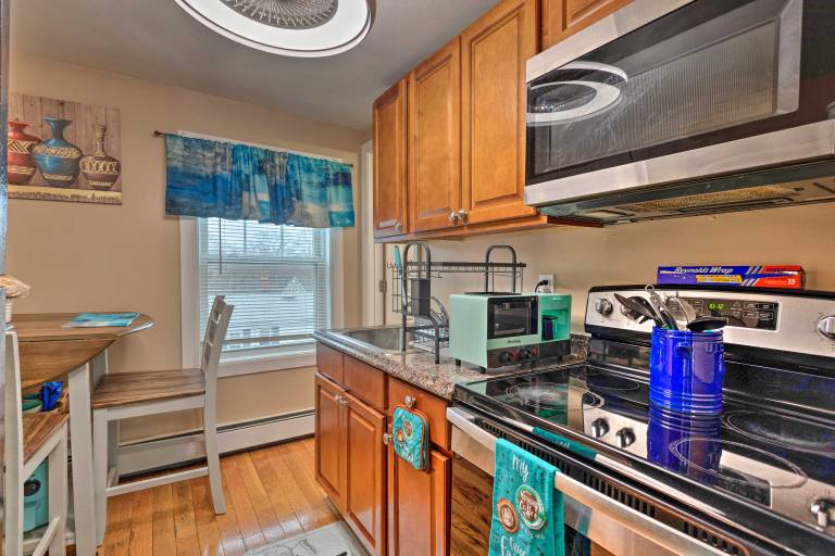 Cozy Third-Story Apartment in Dtwn Brockton! — photo 2