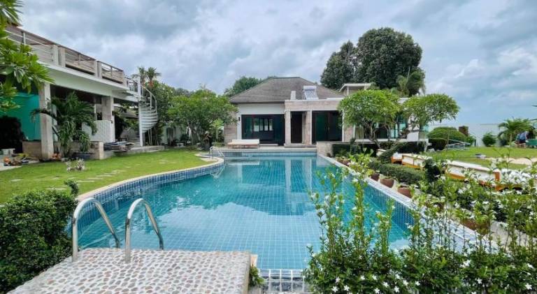 Villa with garden, hot tub & pool — photo 4