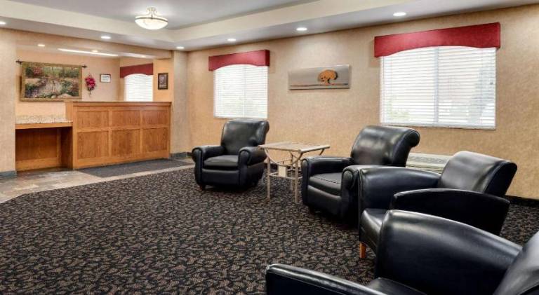 Travelodge by Wyndham Clinton Valley West Court — photo 2