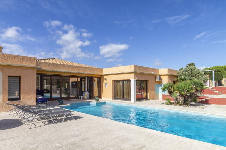 Villa with private pool, patio & yard — photo 4