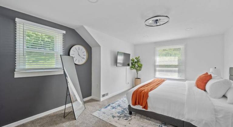 Luxury 5BR Cincinnati, Sleeps 12, Crib, Home Gym, Fenced Backyard — photo 2