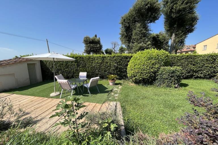 House with barbecue, yard & pool — photo 4