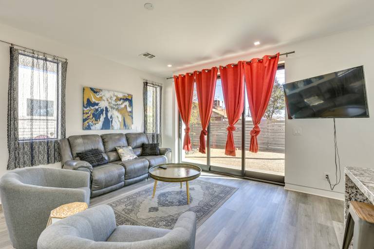 2 Mi to Dtwn Phoenix Sleek Apt w Fenced Yard