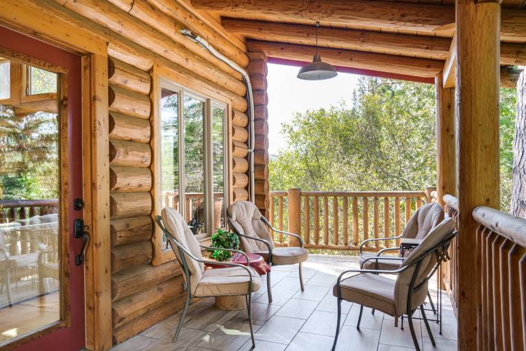 Walk to Pine Mountain Lake: Spacious Family Cabin — photo 3