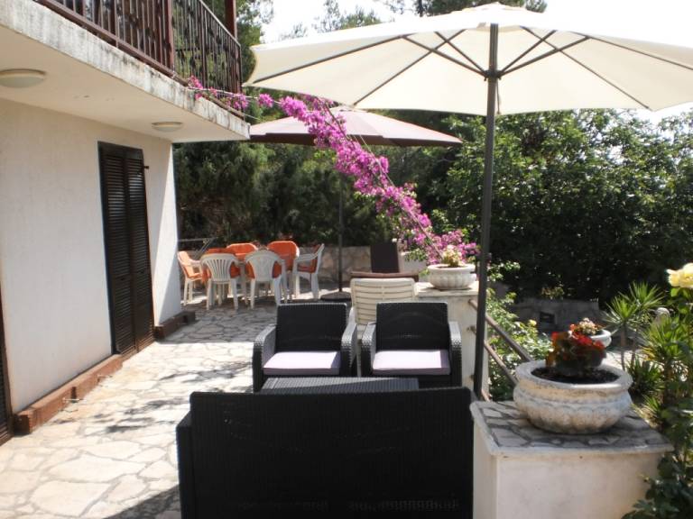 Rental apartment with terrace & barbecue — photo 3