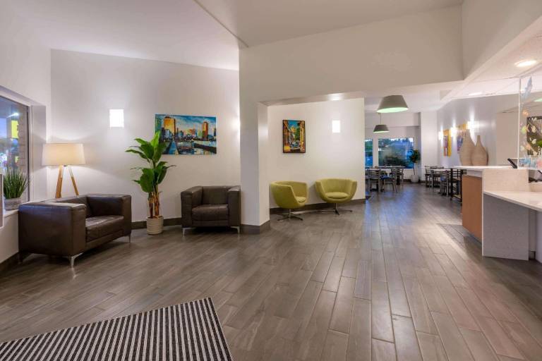 Super 8 By Wyndham Winnipeg West — photo 2