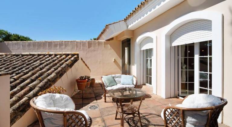 Fully equipped villa with yard, terrace & private pool | Perfect for remote work | Pets are welcome — photo 2