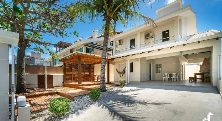 Beautiful vacation home | Close to the beach | Pet-friendly in Bombinhas
