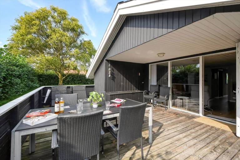 House with barbecue & patio in Ringkobing