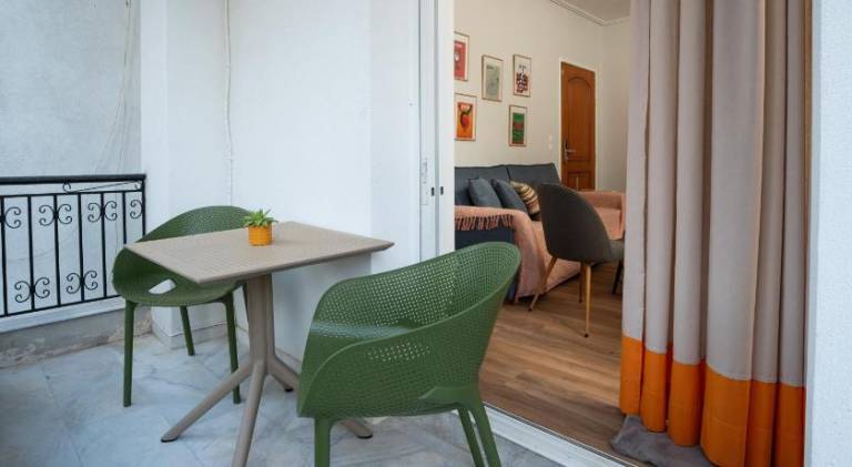 Rental apartment with patio & yard — photo 4