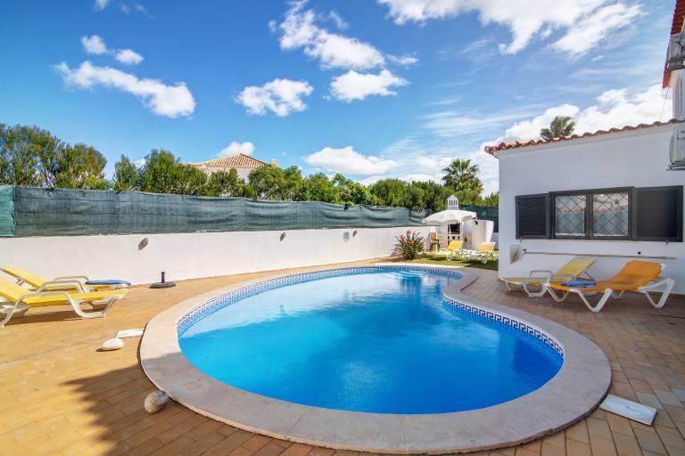 Villa with pool, patio & yard | Garden view in Albufeira
