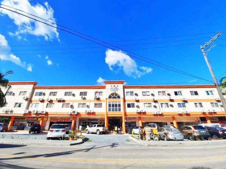 Staycation Subic - 65inch TV near Beach & mall — photo 4