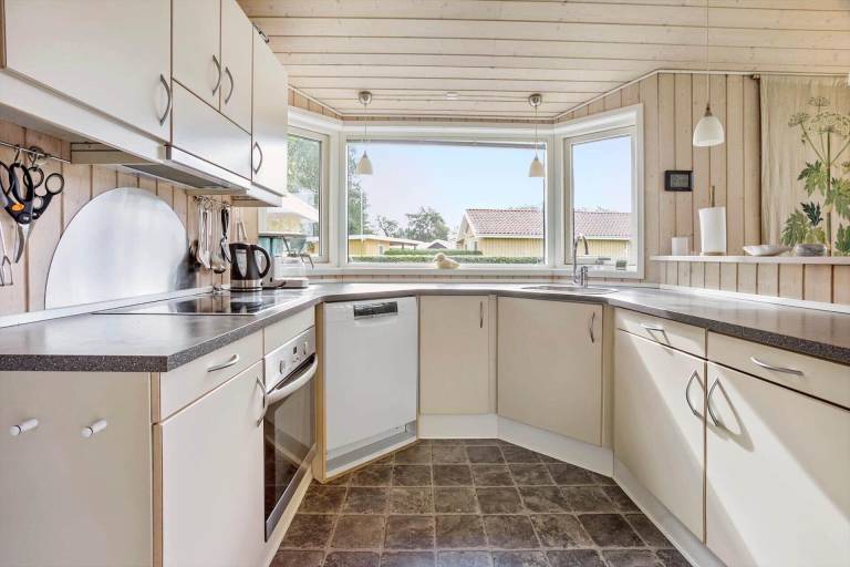 Child-friendly vacation home with BBQ & patio | Dogs allowed — photo 5