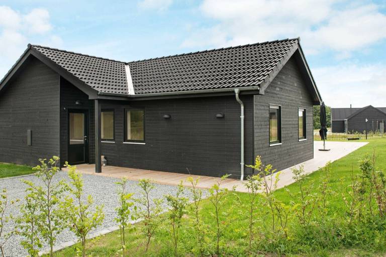Vacation home with patio, yard & jacuzzi in Haderslev
