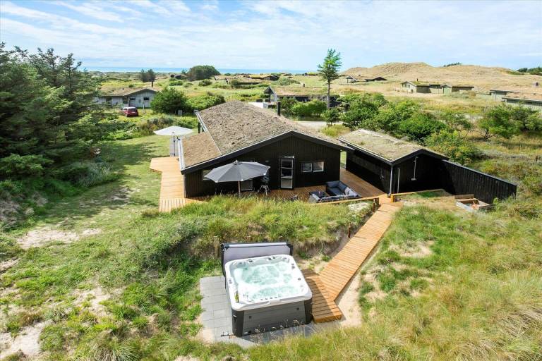 Fully equipped lovely vacation home with jacuzzi, grill & terrace | Pet-friendly in Lokken