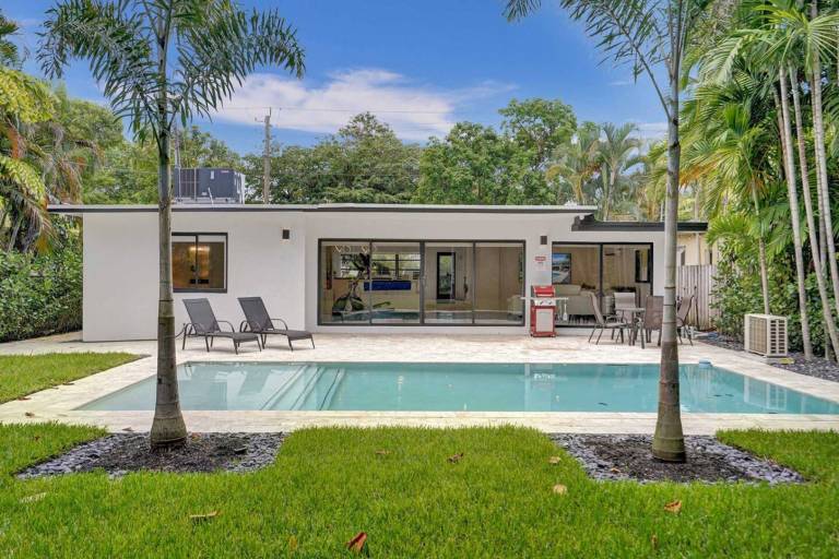 Child-friendly nice house with private pool & yard | Pet-friendly — photo 4