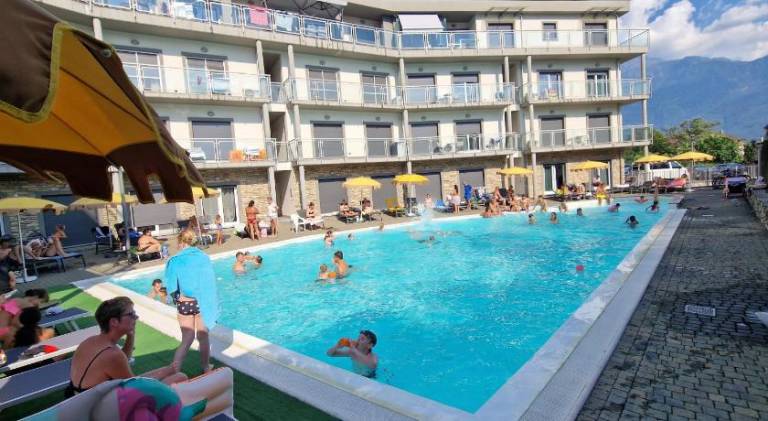 Holiday apartment with garden & pool in Gravedona