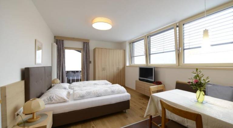 Beautiful serviced apartment with patio & yard | Pets are welcome — photo 2