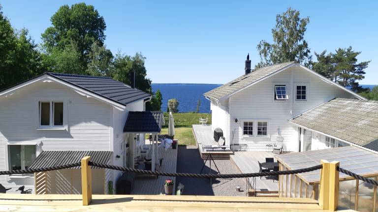Loft-Sleeps5-Parking-Spa-LakeViews-PetFriendly — photo 2