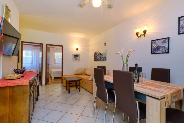 Holiday apartment with patio, garden & barbecue — photo 5