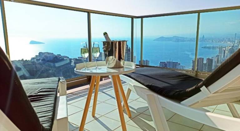 Holiday apartment with pool, patio & yard in Benidorm