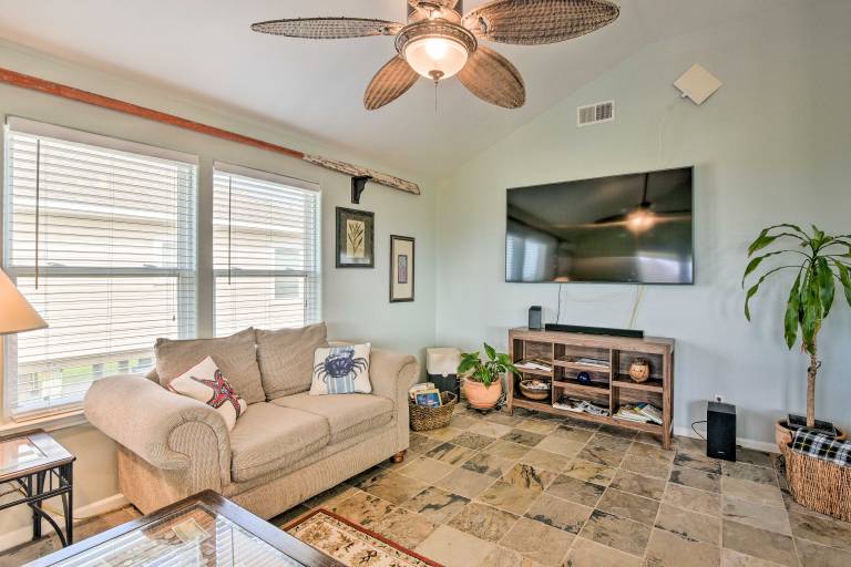 Unwind Poolside, Walk to Beach! Galveston Retreat — photo 4