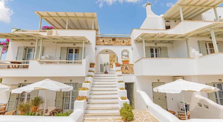 Holiday apartment with patio & garden in Naxos