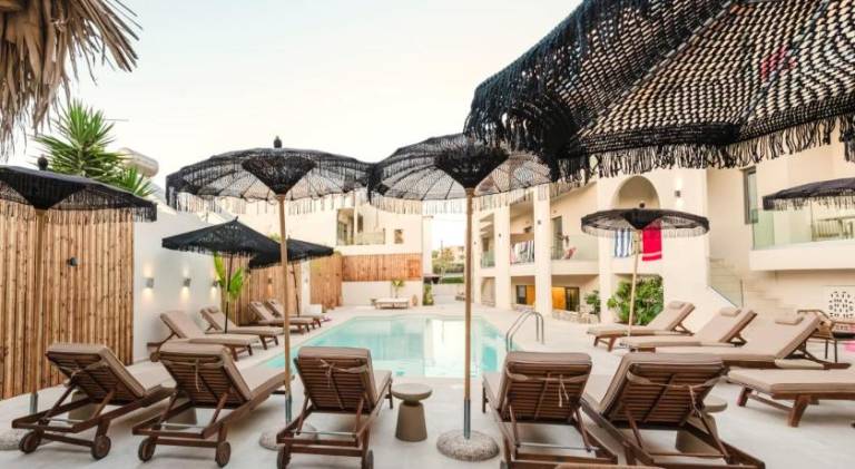 Serviced apartment with pool, jacuzzi & yard | Next to the beach | Pet-friendly — photo 4
